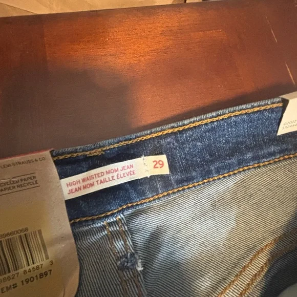 NWT Levi's High Waisted Mom Jean 29x29 - Picture 8 of 9